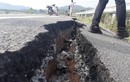 Nhiều vết nứt khổng lồ như động đất ở đường dẫn cao tốc Đà Nẵng - Quảng Ngãi