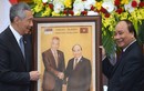 Thủ tướng Nguyễn Xuân Phúc tặng tranh gạo cho Thủ tướng Singapore
