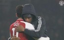 Ozil khiến fan Arsenal phẫn nộ khi chúc mừng M.U thắng trận