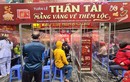 Hà Nội: Người dân xếp hàng dưới mưa rét chờ mua vàng từ 3h sáng