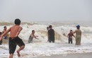 Sóng cao phủ đầu, người Đà Nẵng vẫn liều mình tắm biển sau bão