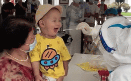 Em bé cười tươi lấy mẫu dịch họng, đây là y tá khéo nhất năm 