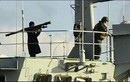 Binh sĩ Nga vác tên lửa trên tàu chiến qua vùng biển TNK