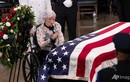 TNS John McCain nằm dưới vòm Điện Capitol, người mẹ 106 tuổi tiễn đưa
