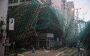 Cửa kính vỡ vụn tại cao ốc Hong Kong sau bão Mangkhut