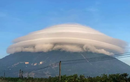 Bất ngờ sự thật đám mây như UFO bao quanh đỉnh núi Bà Đen 