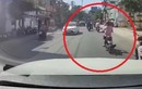 Video: Gặp nữ tài xế xi nhan ngược hướng, tài xế “kiên nhẫn”