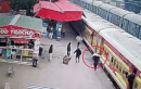 Hành khách Ấn Độ bị kẹt dưới đường ray khi tàu đang chạy