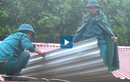 Video: Bộ đội giúp dân dựng nhà sau lũ