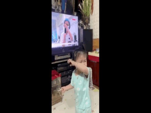 Video: Em bé khóc nức nở khi thấy mẹ trên ti vi