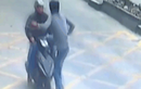 Video: Tài xế xe tải tung cú đá kungfu, hạ gục tên trộm điện thoại