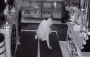 Video: Trộm đột nhập vào cửa hàng ăn 10 quả chuối rồi nằm lăn ra ngủ