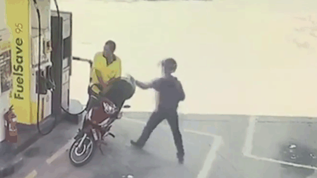 Video: Đang đứng đổ xăng, người đàn ông bị cướp giật dây chuyền trên cổ