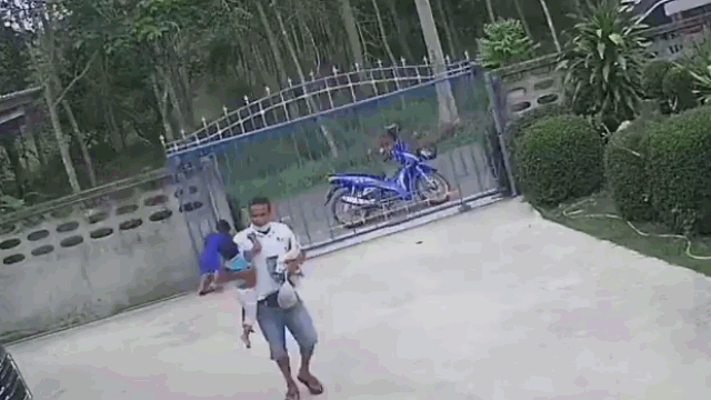 Video: Kinh hoàng cảnh bé gái 3 tuổi bị cánh cửa sắt đổ ập lên người