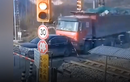 Video: Ô tô suýt bị tàu hỏa tông ở Trung Quốc