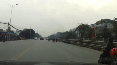 Video: Ô tô hất văng nhiều người đi xe máy ở HN chiều 29 Tết