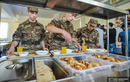 Cho binh lính ăn "buffet" mỗi ngày, Armenia khoe khoang về "đỉnh cao hậu cần"