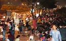Dân Sài Gòn đổ đi xem pháo hoa năm mới từ chập tối