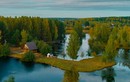 Cảnh đẹp thơ mộng ở ngôi làng bao quanh bởi sông nước ở Nga