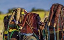 Bộ lạc kỳ lạ: Phụ nữ dùng phân bò để tạo kiểu tóc