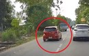 Video: Bị lái xe cẩu ép xe, tài xế ô tô thoát đại nạn 