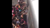 Không dám nhìn cảnh bắt tàu hỏa kiểu "hành xác" ở Ấn Độ