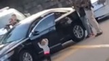 Bé gái 2 tuổi bò ra khỏi xe, đi chân đất và giơ tay đầu hàng cảnh sát