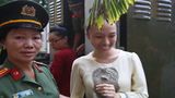 Ảnh: Hoa hậu Phương Nga cười tươi như hoa trước khi vào xét xử