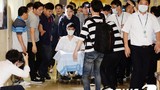 T.O.P (Big Bang) ngồi xe lăn, liên tục xin lỗi khi rời bệnh viện