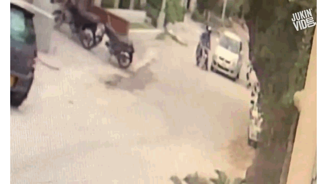Video: Chặn đầu ô tô, tên cướp bị cô gái dạy cho bài học