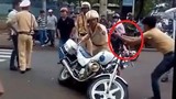 Tranh cãi clip “Thanh niên hất đổ xe CSGT Gia Lai“