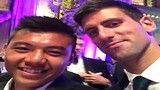 Lý Hoàng Nam khoe cúp vô địch, chụp ảnh với Djokovic 
