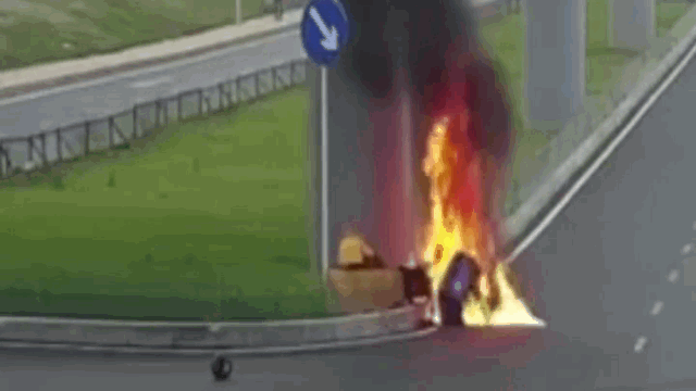 Video: Màn cứu người đầy kịch tính khi xe máy bỗng dưng bốc cháy