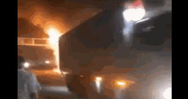 Video: Xe đầu kéo đâm cổng chào Bỉm Sơn, cả hai bốc cháy ngùn ngụt