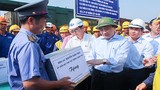 Phó Thủ tướng Nguyễn Xuân Phúc kiểm tra dự án xây dựng cầu Ghềnh