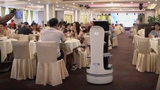 Video: Thiếu nhân viên, nhà hàng New York mua robot phục vụ khách