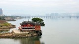 Khám phá ngôi chùa nổi giữa sông cực hút khách ở Trung Quốc