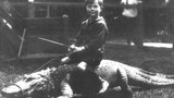 Ảnh hiếm: Trang trại ở California cho trẻ em cưỡi cá sấu