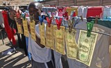 Kỳ lạ nghề vá tiền cũ tại chợ đen ở Zimbabwe