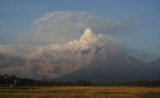 Núi lửa cao nhất Indonesia mới phun trào, thảm họa có xảy ra? 