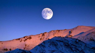 Giải mã thú vị: Vì sao trăng rằm tháng Giêng cách Trái Đất khá xa?