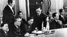 Giây phút xúc động của bà Nguyễn Thị Bình khi ký Hiệp định Paris