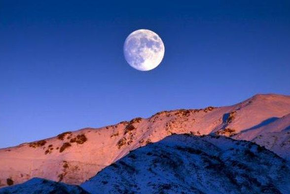 Giải mã “trăng tuyết micro” hiếm có sắp xuất hiện trên bầu trời Trái Đất