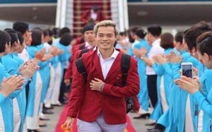 Dân mạng nức lời khen U23 Việt Nam xuống sân bay như sao quốc tế