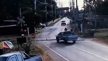 Video: Cố vượt qua đường ray, xe bán tải bị tàu hỏa tông kinh hoàng