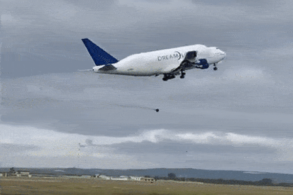 Video: Máy bay vận tải dài nhất thế giới rụng bánh khi cất cánh