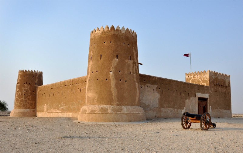 Pháo đài được bao quanh bởi một thung lũng cát khổng lồ.