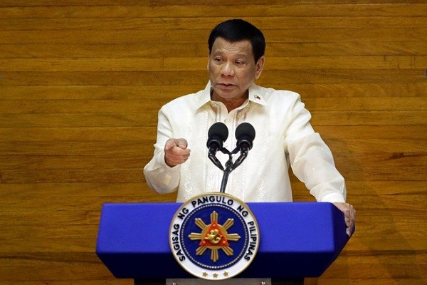 Tong thong Duterte: Chon di, tiem vaccine hoac ngoi tu