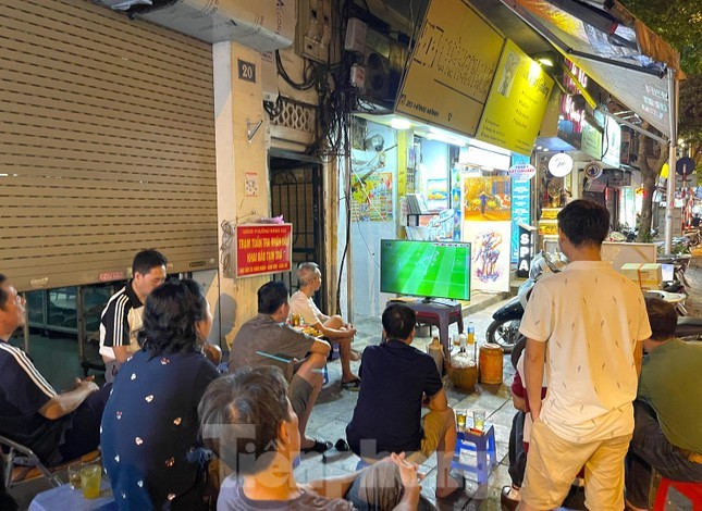 Nguoi dan pho co Ha Noi be tivi ra via he xem World Cup-Hinh-3