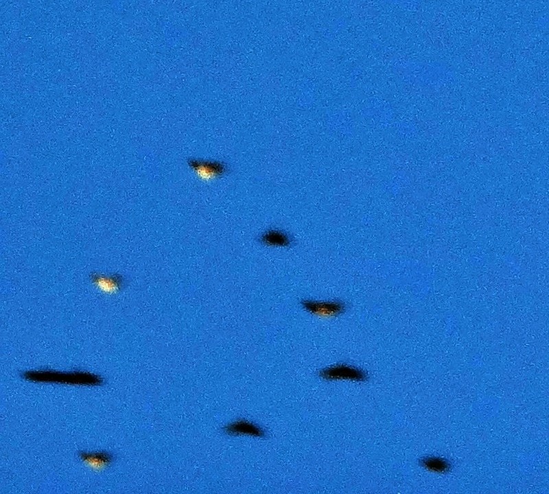 Hạm đội UFO quái lạ tràn ngập bầu trời nước Anh